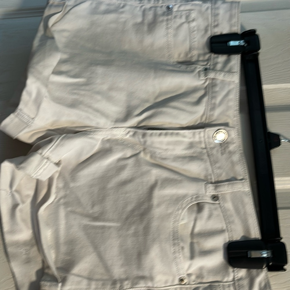 White denim American Eagle MIDI shorts